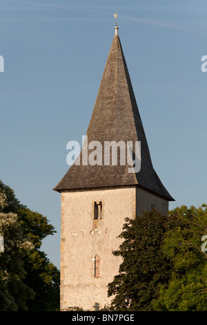 L'église Holy Trinity Bosham avec son clocher couvert de bardeaux sur un beau soir d'été Banque D'Images