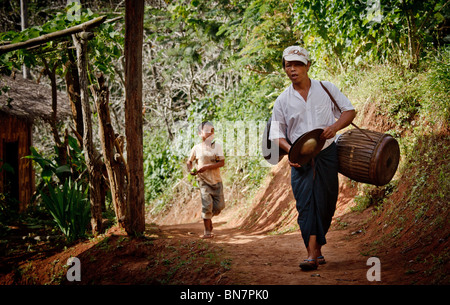 Musicien voyageur avec son fils sur un itinéraire de randonnée populaire dans les collines de l'État Shan près de Kalaw, Myanmar, Birmanie Banque D'Images