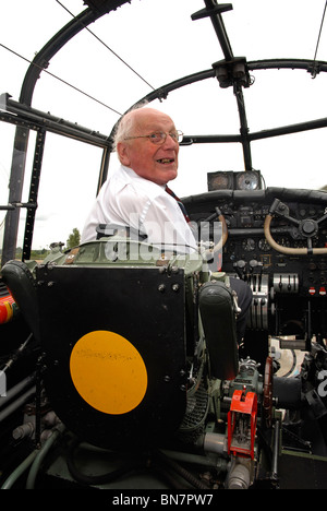 Vétéran Lancaster Flt Ltnt TOM PAYNE,87, pilote de retour à bombardier Lancaster Banque D'Images