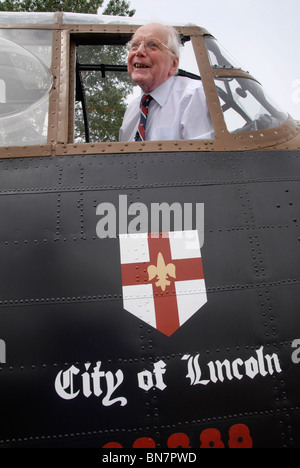 Vétéran Lancaster Flt Ltnt TOM PAYNE,87, pilote de retour à bombardier Lancaster Banque D'Images