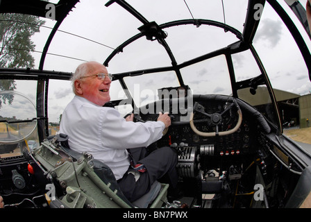 Vétéran Lancaster Flt Ltnt TOM PAYNE,87, pilote de retour à bombardier Lancaster Banque D'Images