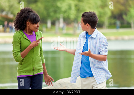 La diversité raciale multi raciale ethnique 14 15 16 ans Fille Garçon discuter discussion débat jeune équipe personnes nature naturel © Myrleen,animation Pearson Banque D'Images