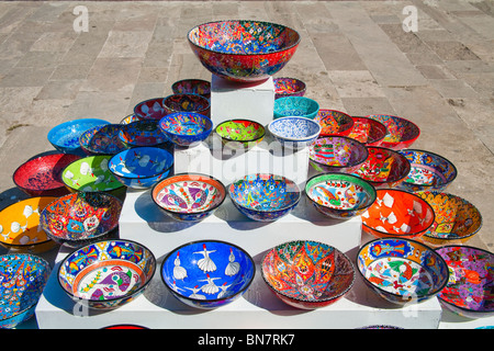 Bols de poterie céramique colorée à vendre dans un marché de rue, Istanbul, Turquie Banque D'Images