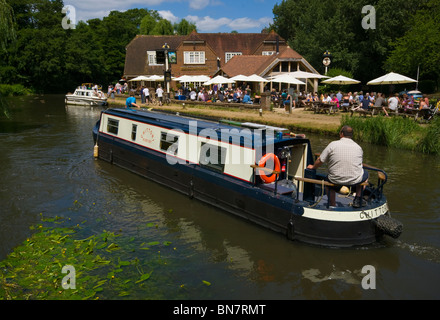 Un étroit canal boat 15-04 passant l'ancre sur la rivière Wey Pyrford Surrey England Banque D'Images