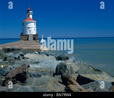 Douglan County, WI : Wisconsin Point Lighthouse avec deux voiliers sur le lac Supérieur, allouez Bay à Superior Banque D'Images