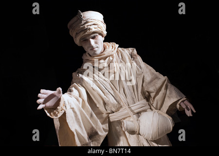 L'artiste MIME dépeint une statue gelée au Festival International MIME qui s'est tenu à Rehovot, en Israël Banque D'Images