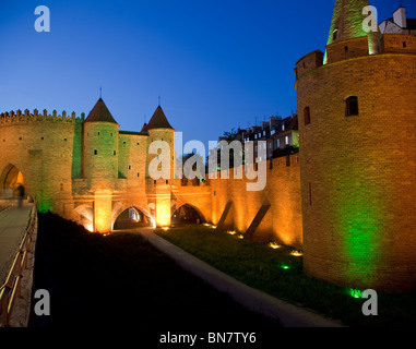 Photo de nuit du Barbakan et vieux château des murs autour de la vieille ville de Varsovie en Pologne Banque D'Images