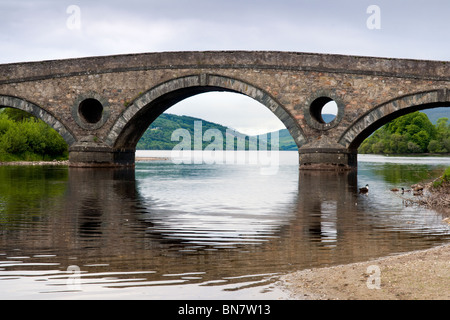 Vue rapprochée du pont de Kenmore sur la rivière Tay, surplombant le loch Tay et de montagnes vers Ben Lawers Banque D'Images