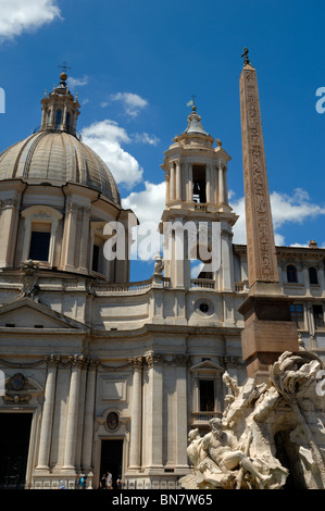 St Agnese in Agone et l'obélisque de Fontana dei Quattro Fiumi dans Piazza Navona, Rome Banque D'Images