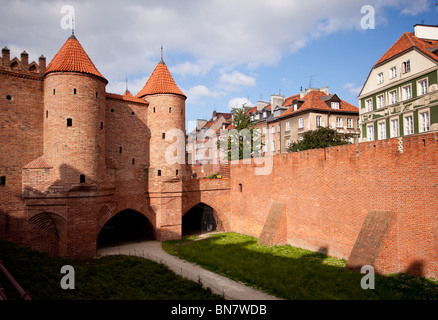 Vue sur la vieille ville de Varsovie en Pologne montrant le bâtiment défensif Barbakan sur les murs de la ville Banque D'Images