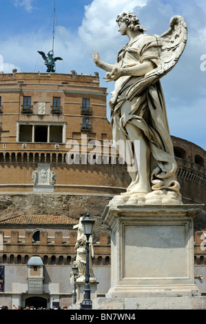 Une statue sur le Ponte Sant'Angelo à Rome, Italie Banque D'Images