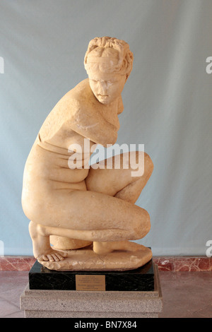 La statue romaine d'un Aphrodite accroupie dans le musée ethnographique et archéologique en Cordoba Andalousie Espagne Europe Banque D'Images