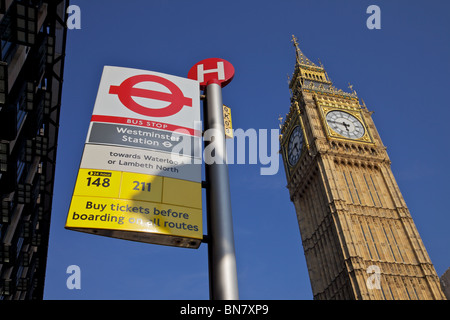 Big Ben ,et un arrêt de bus de Londres Banque D'Images