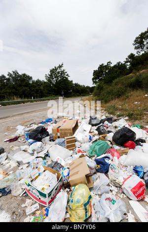 Les décharges sauvages dans une aire sur la SS 289 dans le Parco dei Nebrodi Parc National, Sicile, Italie Banque D'Images