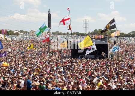 Photographié à partir de la foule la pyramide la scène du festival de Glastonbury 2010 Banque D'Images