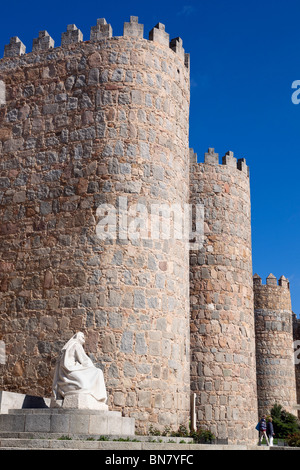 Avila, Avila Province, Espagne. Statue de Sainte Thérèse par la Puerta del Alcazar Banque D'Images