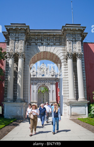 La porte du trésor, Hazine Kapisi, à l'entrée du palais de Dolmabahce, Istanbul, Turquie Banque D'Images