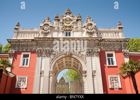 La porte du trésor, Hazine Kapisi, à l'entrée du palais de Dolmabahce, Istanbul, Turquie Banque D'Images