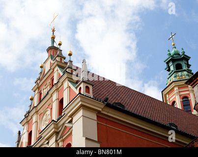 Vue sur la vieille ville de Varsovie en Pologne avec l'église des Jésuites Banque D'Images