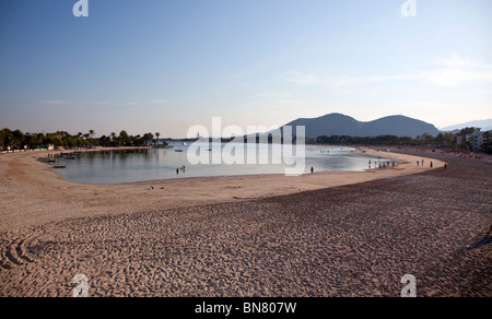 Une vue de la baie à Alcudiamar Majorque, sur l'île des Baléares. Banque D'Images