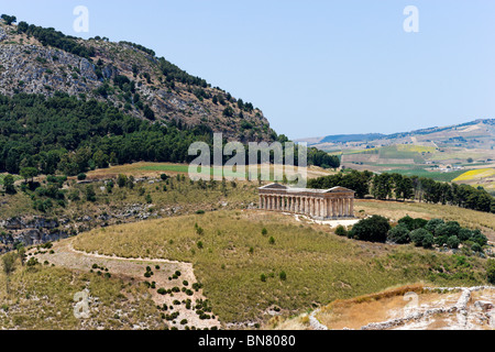 Le Temple Grec de Segesta vu de la route jusqu'au théâtre, Trapani, région nord-ouest de la Sicile, Italie Banque D'Images