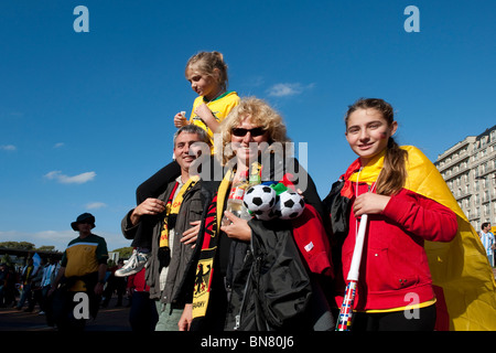 Les supporters de football allemand sur leur chemin vers le stade de la Coupe du Monde 2010 Cape Town Afrique du Sud Banque D'Images