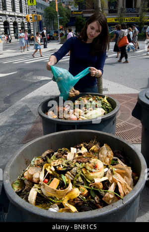 Union Square, New York, 2009 - Jeune femme de vider un sac de déchets de cuisine en compost tas à une piscine du marché agricole. Banque D'Images