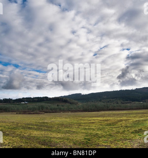 Pays Paysage rural Domaine avec des montagnes et de l'espace de copie sur nuageux ciel vide. Banque D'Images