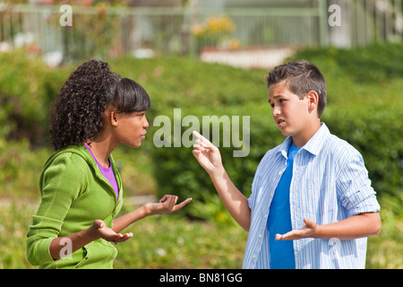 Diversité ethnique raciale multi ethnic teens African American Girl and Caucasian boy hanging out discuter discuter sérieusement en colère MR © Myrleen Pearson Banque D'Images