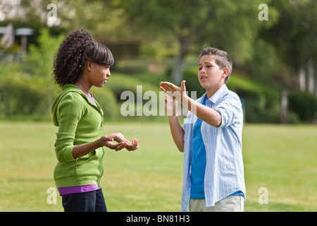 Garçon et fille parler multi ethniques raciales diversifiées la diversité raciale Teens hanging out pratique pour l'équipe de débat. M. © Myrleen Pearson Banque D'Images