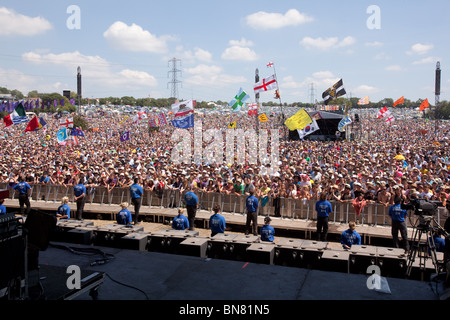 Photographié à partir de la foule la pyramide la scène du festival de Glastonbury 2010 Banque D'Images