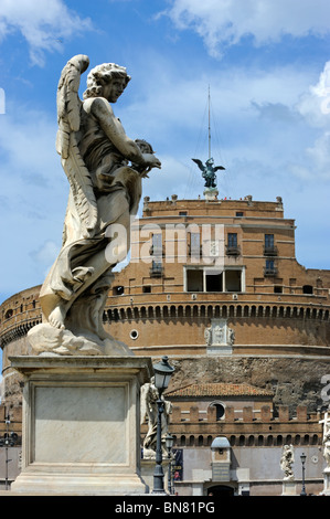 Une statue sur le Ponte Sant'Angelo à Rome, Italie Banque D'Images