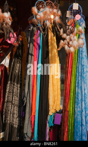 Native American 'Dream' catchers et châles en vente à un stand au festival de Tollwood à Munich Banque D'Images