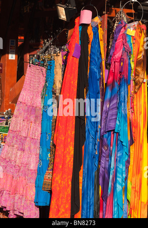 Châles et des robes en vente sur un stand au festival de Tollwood à Munich Banque D'Images