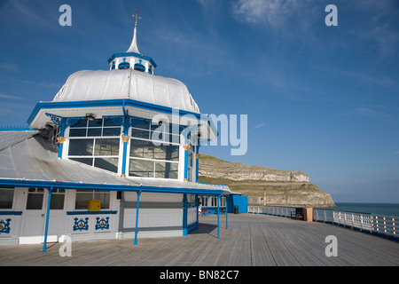 Llandudno pavilion à la fin de la jetée avec le grand orme derrière Banque D'Images