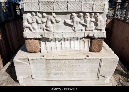 Sculptures sur pierre à la base de l'obélisque égyptien dans l'Hippodrome, Istanbul, Turquie Banque D'Images