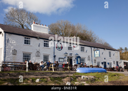 Quai rouge Bay, île d'Anglesey, dans le Nord du Pays de Galles, Royaume-Uni, Angleterre. L'auberge de bateau avec des gens assis à l'extérieur Banque D'Images