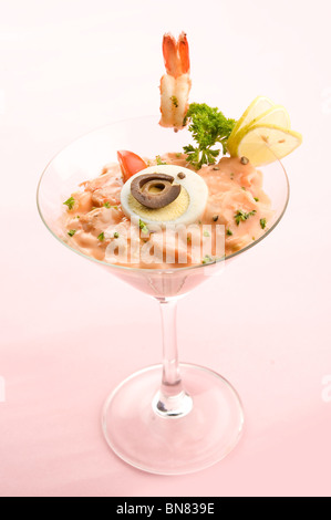 Cocktail de crevettes fraîches - Crevettes sautées dans la sauce cocktail & placé sur une salade verte garnie avec oeuf dur Banque D'Images