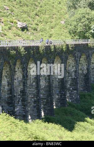 Les cyclistes et les marcheurs sur viaduc de chemin de fer Glen Ogle Écosse Juin 2010 Banque D'Images