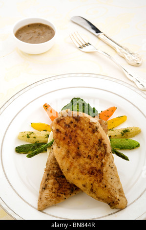 Poulet grillé avec purée de pommes de terre et des légumes bouillis Banque D'Images