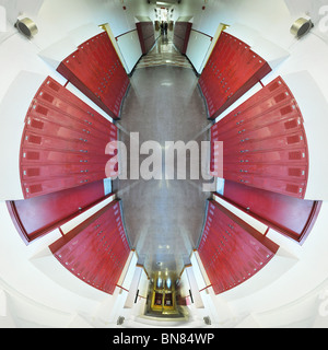 360x180 plein couloir secondaire avec casiers rouge de chaque côté. Banque D'Images