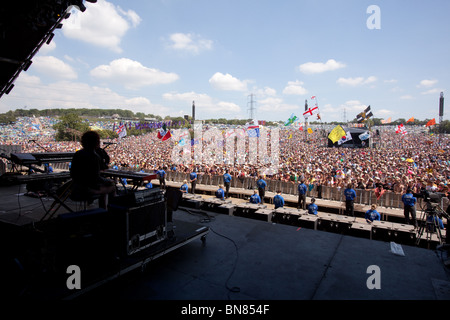 Photographié à partir de la foule la pyramide la scène du festival de Glastonbury 2010 Banque D'Images