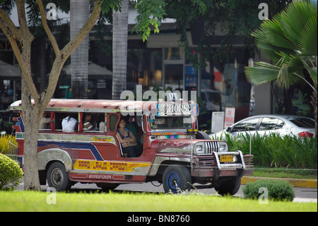 En Jeepney I.T. Philippines Cebu City Park Banque D'Images