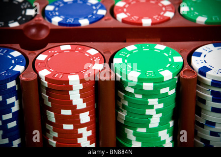 Des jetons de poker dans une boîte. Close-up. Banque D'Images