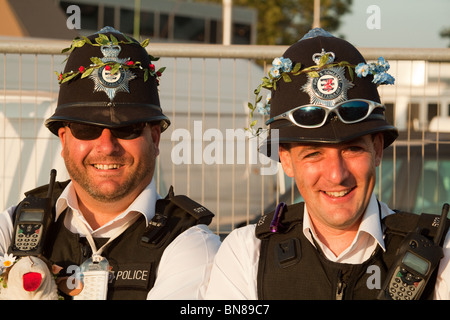 Policiers au festival de Glastonbury 2010 digne, ferme, Somerset, Angleterre, Royaume-Uni. Banque D'Images