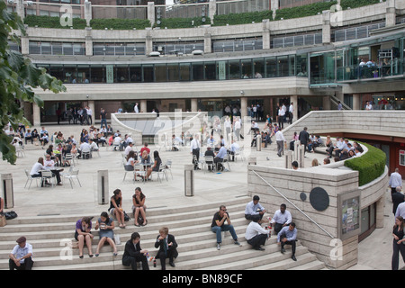 Les travailleurs de la ville se détendre à l'heure du déjeuner pause dans Broadgate Centre, Ville de London GB UK Banque D'Images