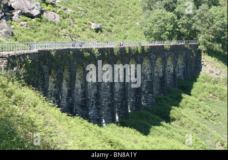 Les cyclistes et les marcheurs sur viaduc de chemin de fer Glen Ogle Écosse Juin 2010 Banque D'Images