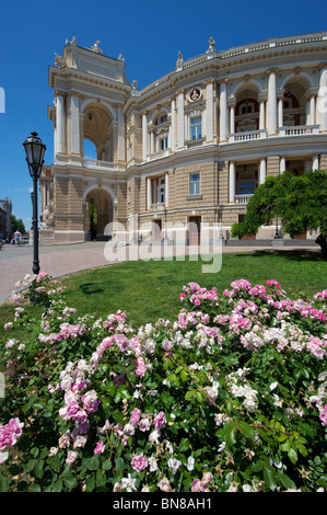 L'opéra d'Odessa avec fleurs en face Banque D'Images