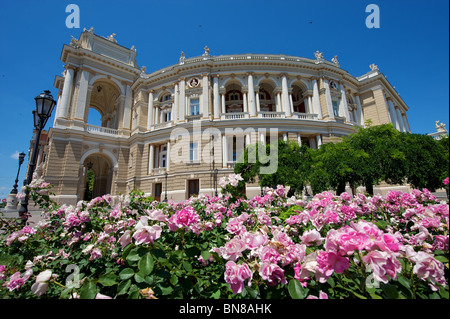 L'opéra d'Odessa avec fleurs en face Banque D'Images