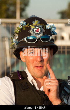 Policier au festival de Glastonbury 2010 digne, ferme, Somerset, Angleterre, Royaume-Uni. Banque D'Images